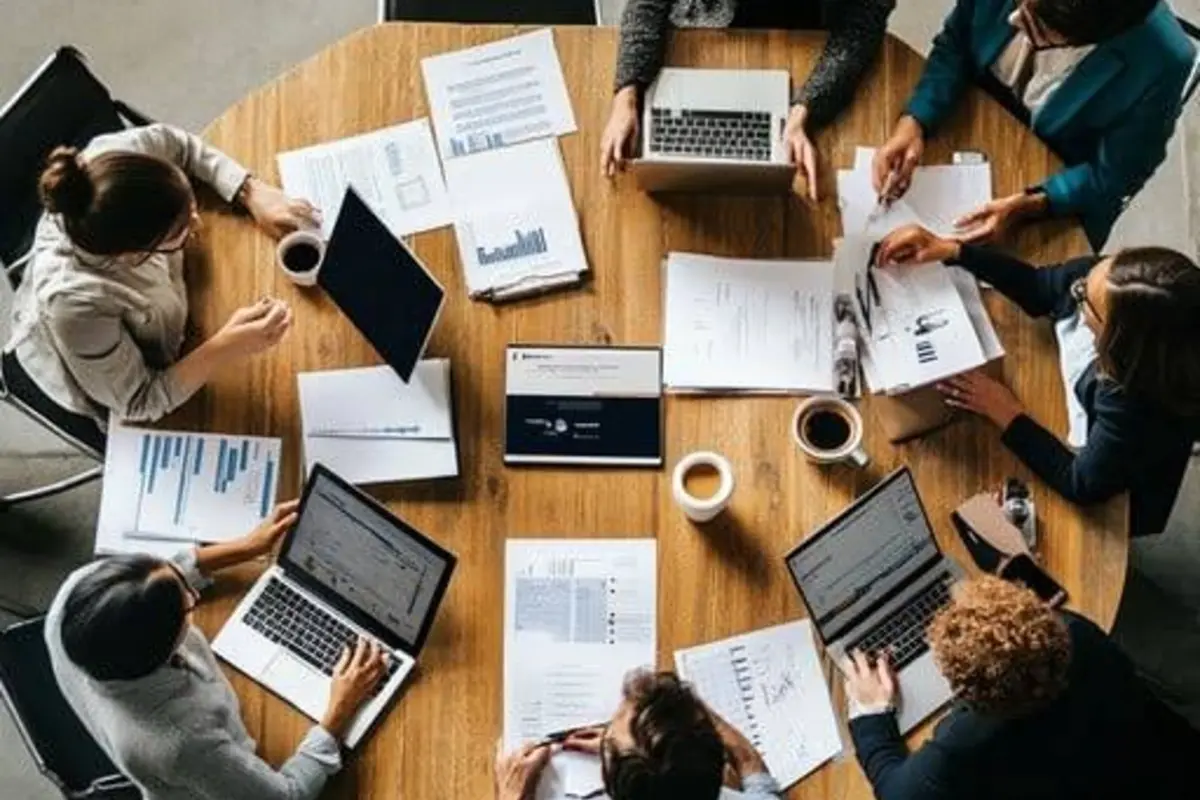 Equipo revisando documentos, indicadores y estrategia empresarial.